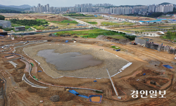 지난 24일 오전 인천 검단구 불로동 검단지구택지14호근린공원(박물관·도서관 복합문화시설) 부지가 덩그러니 남아있고, 주변 지역으로 아파트 단지가 들어서 있다. 애초 2024년 준공 예정이었으나, 공사가 늦어지면서 2029년 이후에나 완공될 전망이다. 2026.7.24 /조재현기자 jhc@kyeongin.com