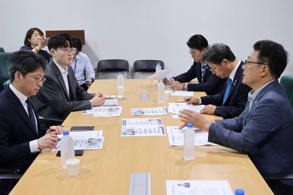 과거 인천시 균형발전부시장을 지낸 바 있는 허종식(오른쪽) 의원이 경인선 철도지하화의 당위성을 홍지선(왼쪽) 국토교통부 차관 등에게 설명하고 있다. 2026.7.22 /의원실 제공