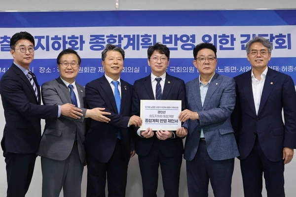 (왼쪽부터)노종면·이건태·서영석·허종식(오른쪽 두번째)·김기표(오른쪽) 의원이  ‘철도지하화 통합개발 종합계획’ 반영을 요구하는 제안서를 홍지선 국토교통부 차관에게 전달하고 있다. 2026.7.22 /의원실 제공