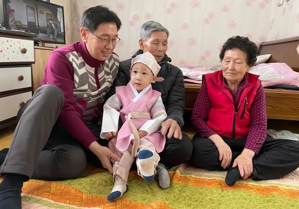 부모·손자와 함께 있는 전진선 양평군수의 가족사진. 전 군수는 “6·25 참전용사인 부모님의 희생과 헌신, 그리고 미래를 이끌어갈 손자의 환한 미소가 함께 담긴 이 사진은 제 공직자 길에 가장 소중한 이정표”라며 “어르신들을 위한 든든한 보훈·복지 정책과 아이들의 교육·출산 정책에 더욱 온 마음을 쏟겠다”고 설명했다.
/전진선 군수 제공