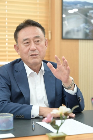 [취임 인터뷰] ‘정책 중단 없이 완성… 성과 체감’ 이충우 여주시장