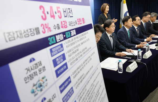 구윤철 경제부총리 겸 재정경제부 장관이 지난 14일 정부서울청사에서 하반기 경제성장전략 관련 관계부처 합동브리핑을 하고 있다. 2026.7.14. /연합뉴스