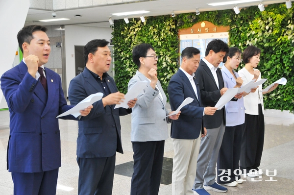 안양시의회 국민의힘 의원들이 28일 오후 시의회 1층 로비에서 성명을 발표하고 있다. 이들은 더불어민주당에 의장 선거 불복과 의회 보이콧을 중단하고 시의회 정상화에 즉각 협조할 것을 요구했다. 2026.7.28 안양/박상일기자 metro@kyeongin.com