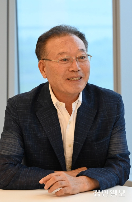 처음으로 민간이 주도해 오는 9월 인천에서 열리는 제24차 세계한상대회 황병구 운영위원장이 “이전보다 올해, 올해보다 내년 더 나은 세계한상대회가 되도록 힘쓰겠다”고 밝히고 있다. 2026.7.15 /조재현기자 jhc@kyeongin.com