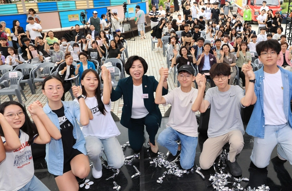 2024년 9월 청소년수련관에서 개최된 ‘과천시 청소년 진로페스티벌’에서 학생들과 손을 맞잡은 신계용 과천시장. 신 시장은 과천의 미래를 이끌어갈 청소년들이 과천에서 건강하고 행복하게 성장하는 것이 무엇보다 중요하며, 이를 위해 지역사회와 행정이 청소년을 위한 지원 시스템을 잘 갖춰야 한다고 강조한다. 신 시장이 최근 이슈가 되고 있는 교육 불균형 문제를 해소하기 위해 관련 용역을 진행하고 경기도교육청 등 교육당국과 교육구조 개선 협의를 진행하고 있는 것도 이런 이유다. /신계용 시장 제공