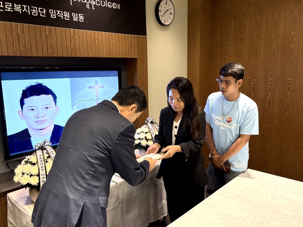28일 인천국제공항 제1터미널에 마련된 故 아웅민우씨의 추모식에서 박종길 근로복지공단 이사장이 아웅민우씨의 아내 친마이마이씨에게 위로금과 위로 서한을 건네고 있다. 2026.7.28 /정선아기자 sun@kyeongin.com