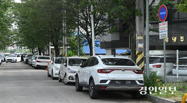 수원시 평동·고색동 일대가 인근 중고차매매단지의 영향으로 자동차 관련 업종이 밀집해 중고차와 상품용 차량이 주차장을 점유하고 있다. 사진은 29일 수원시 평동행정복지센터 일대 도로변에 중고차가 불법주정차돼 있는 모습. 2026.7.29 /최은성기자 ces7198@kyeongin.com