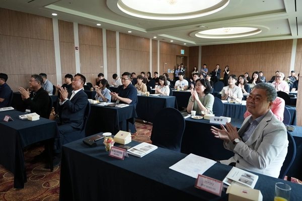 13일 여주 썬밸리호텔에서 열린 ‘경기 동부 로컬 큐레이터 2기 역량강화 합숙 워크숍’ 개회식에서 로컬 큐레이터와 관계자들이 박수로 화답하고 있다. 2026.7.13 /경기콘텐츠진흥원 제공