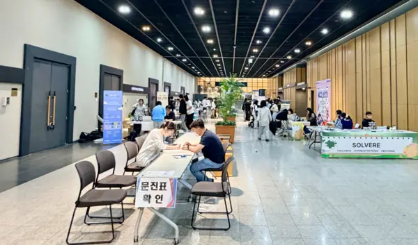 지난 20일 서울 서대문구 연세대학교 신촌캠퍼스 백양누리에서 열린 ‘2026 상반기 연세대학교 워크스테이션 스트리트부스’ 행사장 전경. 경기콘텐츠진흥원 동부권역센터가 후원·협력한 이날 행사에는 11개 동아리 팀이 참여해 다양한 부스를 운영했다. 2026.5.20 /경기콘텐츠진흥원 동부권역센터 제공