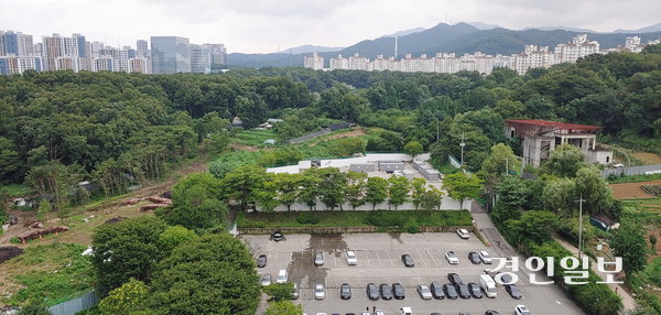 4중 역세권으로 거듭날 인덕원역 일대에 산업·주거·문화체육 등이 어우러진 콤팩트 시티를 조성하는 ‘인덕원 인텐스퀘어’ 사업부지 일대. 보상작업 등이 대부분 마무리돼 본격적인 토지조성 작업을 앞두고 있다. 사진 왼쪽으로 일부 벌목이 진행된 부지가 보인다. 2026.7.25 안양/박상일기자 metro@kyeongin.com