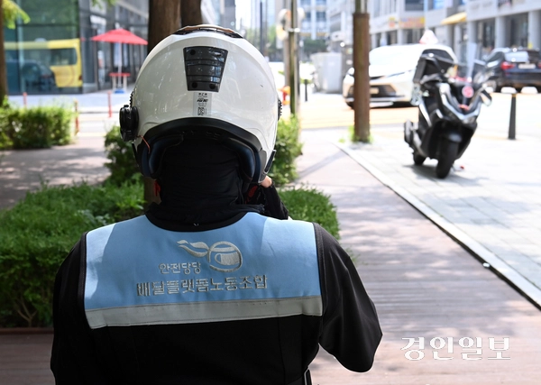 지난 28일 낮 기온이 30도가 넘는 찜통 더위를 피해 인천시 남동구 구월동의 그늘진 도로에서 이동노동자가 오토바이에 앉아 있다. 2026.7.29 /김용국기자 yong@kyeongin.com
