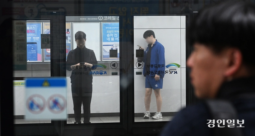 시민들이 전철을 기다리며 휴대폰을 보고 있다. 2026.7.30 /임열수기자 pplys@kyeongin.com