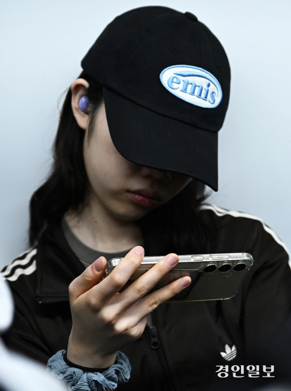 뚫어져라 스마트폰을 들여다 보는 사람들. 2026.7.30 /임열수기자 pplys@kyeongin.com