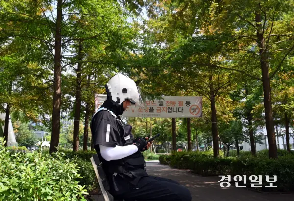지난 28일 낮 기온이 30도가 넘는 찜통 더위를 피해  인천시 연수구 송도국제도시내 한 공원 그늘에서 이동노동자가 앉아 있다.2026.7.29/김용국기자yong@kyeongin.com