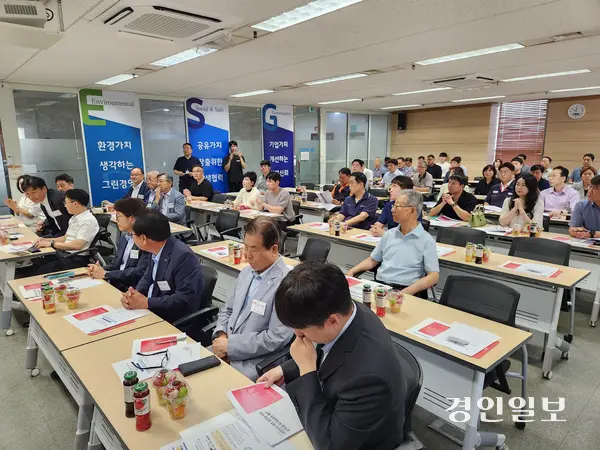 30일 오전 인천 남동구 한국산업단지공단 인천지역본부 4층 강의실에서 남동경협과 마음AI가 공동 주최한 ‘피지컬 AI 로봇 도입 전략설명회’가 진행되고 있다. 2026.7.30 /유진주기자 yoopearl@kyeongin.com