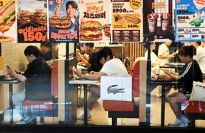 [포토&스토리] 엄지손가락 아래 사라지는 집중력…  당신의 하루도 ‘스크롤’ 하나요