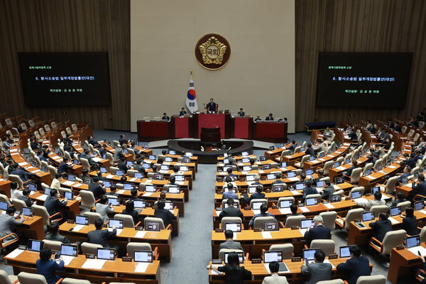 조정식 국회의장이 30일 국회에서 열린 7월 임시국회 제3차 본회의에서 검사의 보완수사권 폐지를 골자로 한 형사소송법 개정안을 상정하고 있다. 2026.7.30 /연합뉴스