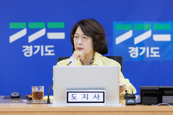6일 추미애 경기도지사가 경기도청 재난안전상황실을 찾아 장마전망 등을 보고 받고 있다. /경기도청 제공