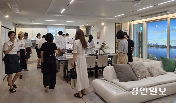 31일 김포시 ‘한강 푸르지오 리버프론트’ 견본주택을 찾은 찾아온 방문객들이 유니트별 구조와 한강 조망 여부 등을 둘러보고 있다. 2026.7.31 김포/김연태 기자 kyt@keongin.com