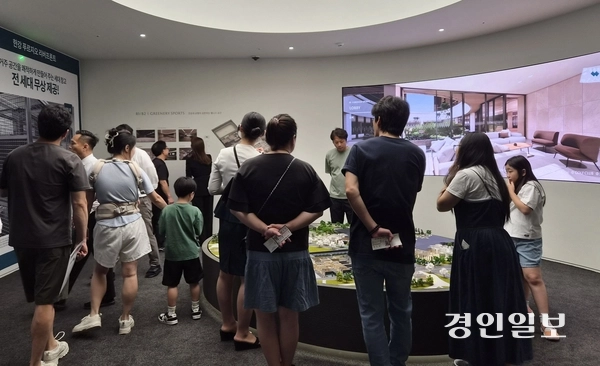 31일 김포시 ‘한강 푸르지오 리버프론트’ 견본주택을 방문객들이 한강 조망과 교통 여건, 주거 환경 등에 대한 설명에 귀를 기울이고 있다.  2026.7.31 김포/김연태 기자 kyt@keongin.com