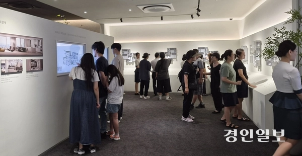 31일 김포 ‘한강 푸르지오 리버프론트’ 견본주택을 찾은 방문객들이 전용면적 별 주거 환경을 꼼꼼히 살피고 있다.  2026.7.31 김포/김연태 기자 kyt@keongin.com