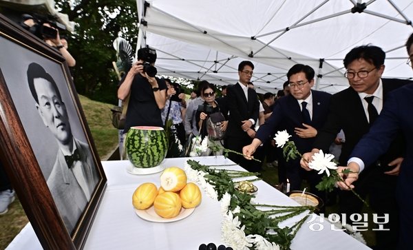 지난달 31일 오전 서울 중랑구 망우리 공원 묘역에서 열린 죽산 조봉암 선생의 67주기 추모식에서 박찬대 인천시장과 도성훈 인천시교육감이 헌화를 하고 있다. 2026.7.31 /조재현기자 jhc@kyeongin.com