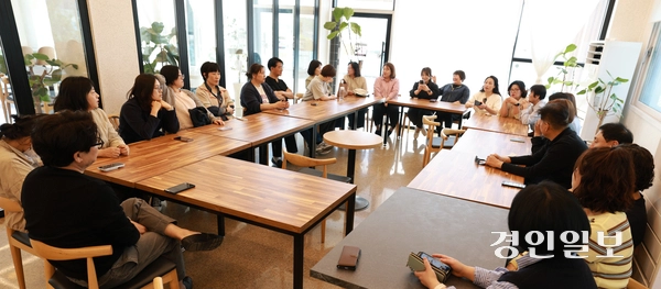서정대 청소년상담복지과 성인학습자들이 지역사회 청소년 지도·상담 문제점과 개선 방안에 관해 토론하고 있다. 양주/최재훈기자 cjh@kyeongin.com