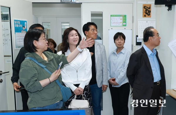 서정대 청소년상담복지과 성인학습자들이 양주지역 청소년상담 기관을 견학하고 있다. 양주/최재훈기자 cjh@kyeongin.com