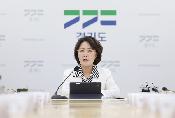 31일 오전 경기도청 북부청사 상황실에서 열린 실국 업무보고에서 추미애 경기도지사가 주요 사업의 진단 및 추진 방향 등 보고를 받고 있다. /경기도 제공