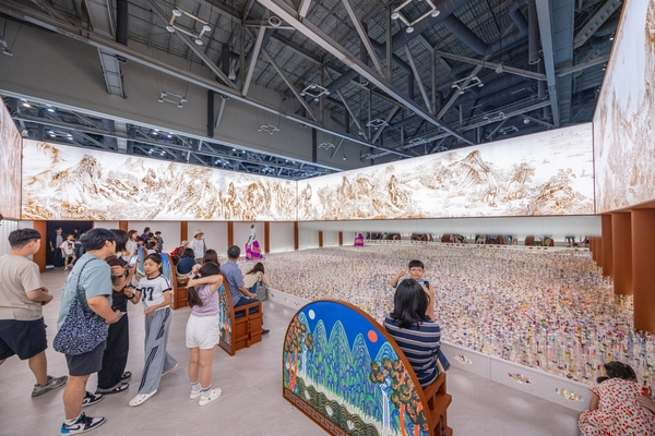 지난달 20일부터 29일까지 부산 벡스코 제1전시장에서 운영된 ‘K-HERITAGE 홍보관’ 제6관 ‘왕가의 길’을 찾은 관람객들이 전시를 둘러보고 있다. / 쎄리하우스 제공