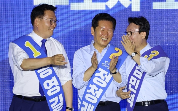 송영길, 정청래, 김민석(기호순) 당 대표 후보가 2일 부산 벡스코에서 열린 더불어민주당 당대표·최고위원 순회경선 합동연설회에서 대화하며 미소 짓고 있다. 2026.8.2 /연합뉴스