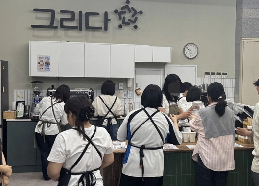 학생들과 학부모가 바리스타 동아리 활동을 하고 있다. /용인교육지원청 제공