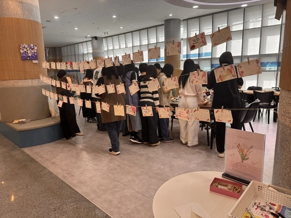 용인강남학교 학부모들이 뜨개질 동아리 활동을 하고 있다. /용인교육지원청 제공