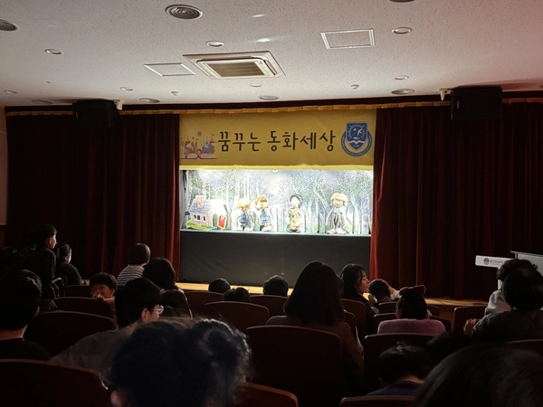 학생과 학부모들이 연극활동을 같이 관람하고 있는 모습. /용인교육지원청 제공