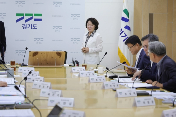추미애 경기도지사가 31일 오전 경기도 의정부시 경기북부청사에서 업무보고를 받기 위해 상황실로 입장하고 있다. 2026.7.31  /연합뉴스