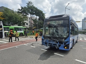 인천 청라국제도시 교차로서 버스 추돌…12명 부상
