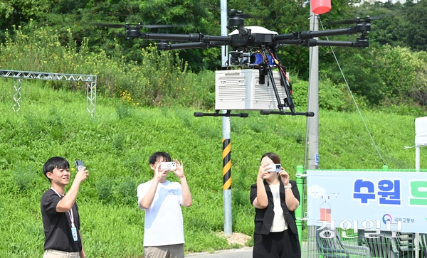 4일 수원시 영통구 광교호수공원에서 열린 ‘2026 드론배송 시연회’에서 관계자가 드론 배송을 시연하고 있다. 2026.8.4 /최은성기자 ces7198@kyeongin.com