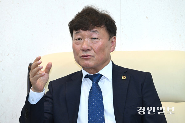 남종섭 경기도의회 의장이 지난 달 8일 경기도의회 의장실에서 인터뷰를 하고 있다. 2026.7.8 /최은성기자 ces7198@kyeongin.com