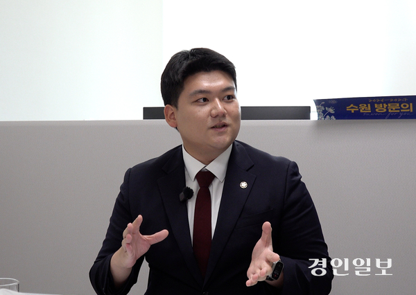 6·3 지방선거 경기도 최연소 당선자인 홍은철 수원시의원이 4일 경인일보와의 인터뷰에서 “4년 뒤에는 ‘어려서 걱정했지만 일을 시켜보니 가장 잘하더라’는 평가를 받고 싶다”고 강조했다. 2026.8.4 /박소연PD parksy@kyeongin.com