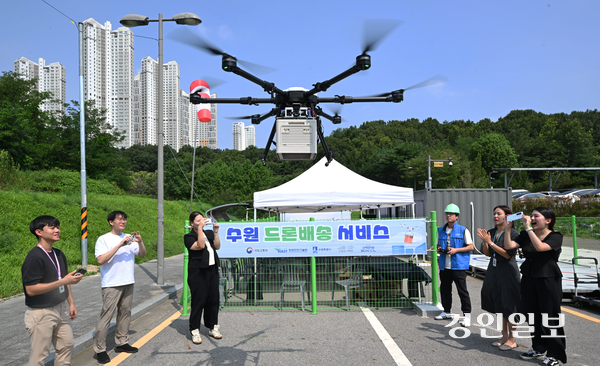 4일 수원시 영통구 광교호수공원에서 열린 ‘2026 드론배송 시연회’에서 관계자가 드론 배송을 시연하고 있다. 2026.8.4 /최은성기자 ces7198@kyeongin.com