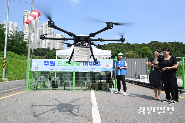 4일 수원시 영통구 광교호수공원에서 열린 ‘2026 드론배송 시연회’에서 관계자가 드론 배송을 시연하고 있다. 2026.8.4 /최은성기자 ces7198@kyeongin.com