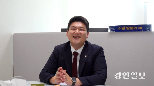 6·3 지방선거 경기도 최연소 당선자인 홍은철 수원시의원이 4일 경인일보와의 인터뷰에서 “4년 뒤에는 ‘어려서 걱정했지만 일을 시켜보니 가장 잘하더라’는 평가를 받고 싶다”고 강조했다. 2026.8.4 /박소연PD parksy@kyeongin.com