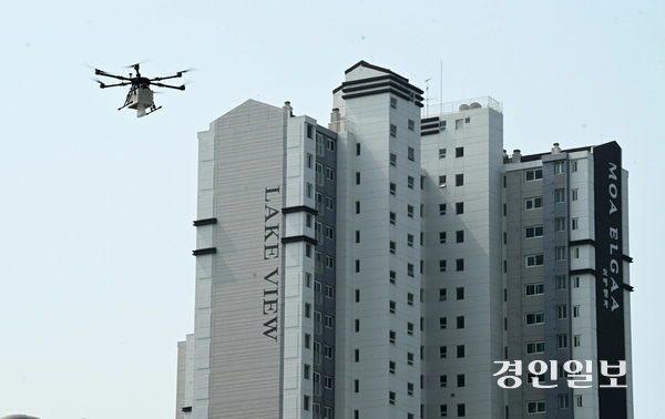 4일 수원시 영통구 광교호수공원에서 열린 ‘2026 드론배송 시연회’에서 관계자가 드론 배송을 시연하고 있다. 2026.8.4 /최은성기자 ces7198@kyeongin.com