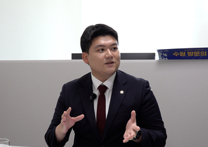 [인터뷰…공감] ‘세대 잇는 스물셋 청년 일꾼’ 홍은철 수원시의회 의원