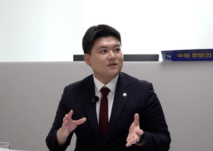 [인터뷰…공감] ‘세대 잇는 스물셋 청년 일꾼’ 홍은철 수원시의회 의원