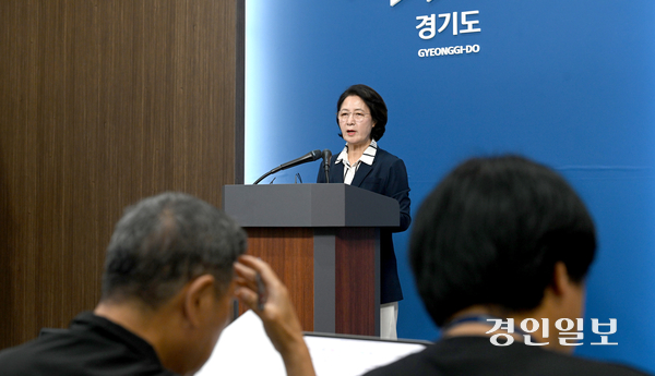 추미애 경기도지사가 5일 오전 경기도청 브리핑룸에서 경기도 재정 상황과 관련한 기자회견을 하고 있다. 이날 추 도지사는 기자회견에서 경기도의 재정 상태를 ‘비상 상황’으로 공식 규정했다. 2026.8.5 /최은성기자 ces7198@kyeongin.com