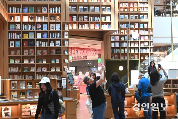 스타필드 수원 별마당 도서관을 찾은 시민들. /경인일보DB