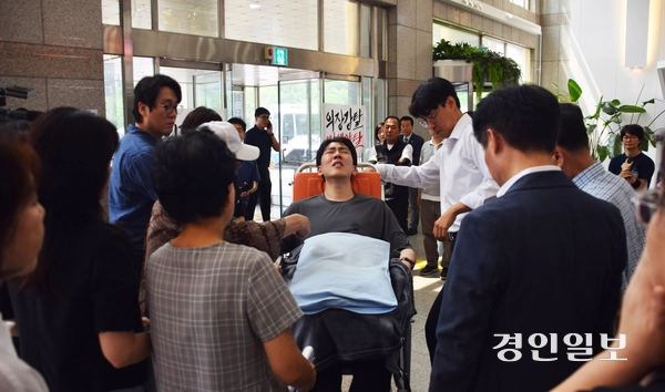 안양시의회 더불어민주당 곽동윤 의원이 4일 오전 시의회 1층 로비에서 진행한 기자회견에서 7일간의 단식을 마치는 입장을 발표한 후 병원으로 이송되고 있다. 2026.8.4 안양/박상일기자 metro@kyeongin.com
