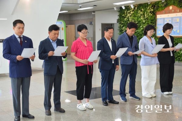 안양시의회 국민의힘 의원들이 4일 오후 2시 시의회 1층 로비에서 기자회견을 열고 민주당이 제안한 투표지 공개에 대한 반박 입장을 발표하고 있다. 2026.8.4 안양/박상일기자 metro@kyeongin.com