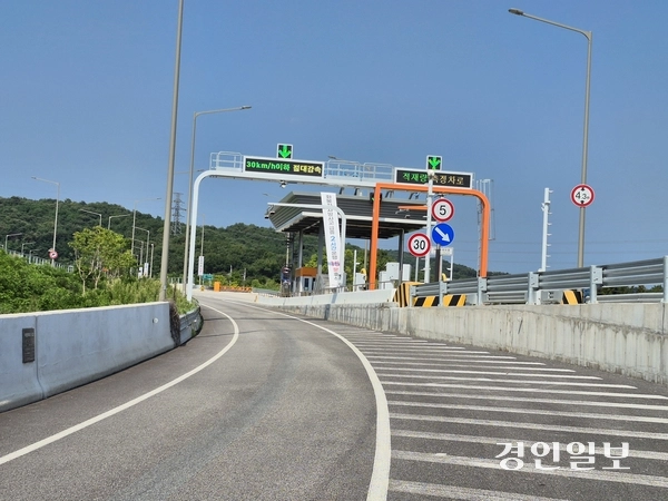 제2외곽순환도로 북양주 IC가 파주시 방향 편도로 건설돼 동두천 쪽으로 이동하는 운전자들의 불편이 야기되고 있다. 동두천/오연근기자 oyk@kyeongin.com